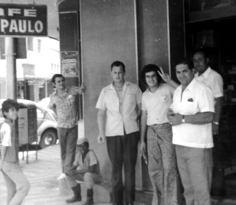 Vanderlei ao fundo na porta do Café São Paulo em 1971 / Arquivo familiar