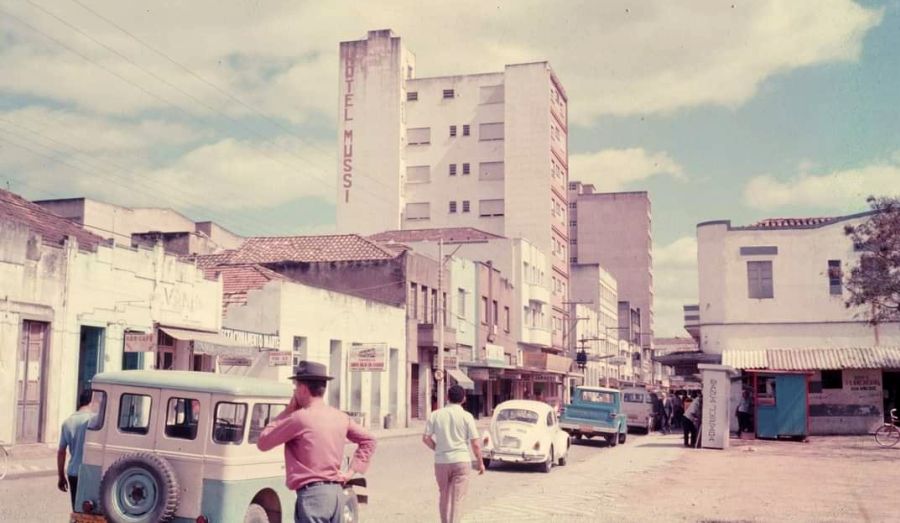 Rua Lauro Müller (beira-rio)  em 1973 com Hotel Mussi ao fundo / Cortesia: Grupo Memórias de Tubarão SC e Região (Facebook) 
